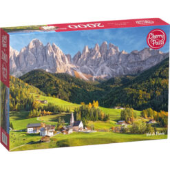 Пъзел Cherry Pazzi „Val di Funes, Италия“ – живописен алпийски пейзаж с църква и селце, разположени сред зелени хълмове и планински върхове, 2000 елемента